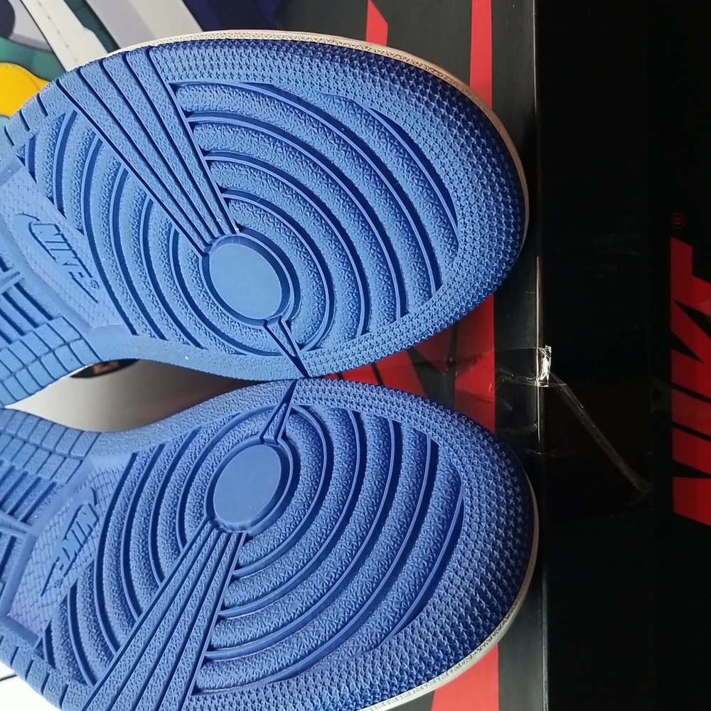 Air Jordan 1 Retro High OG "Royal Toe" - Picture 4 of 8